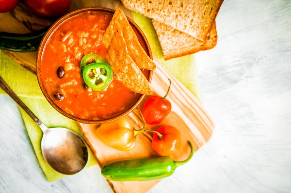 Forró és fűszeres frissen készült leves mexikói chilis rusztikus háttér — Stock Fotó