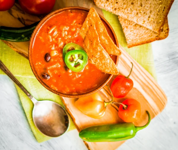 Sopa de chile mexicano caliente y picante sobre fondo rústico — Foto de Stock