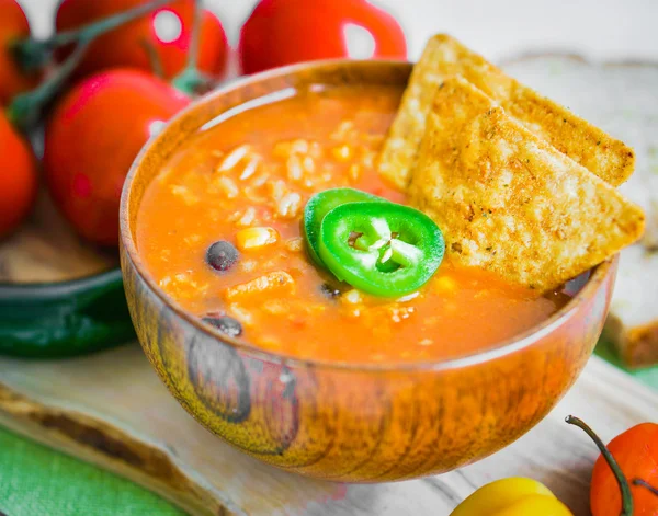 뜨겁고 매운 신선한 소박한 배경에 멕시코 칠리 수프를 만들어 — 스톡 사진