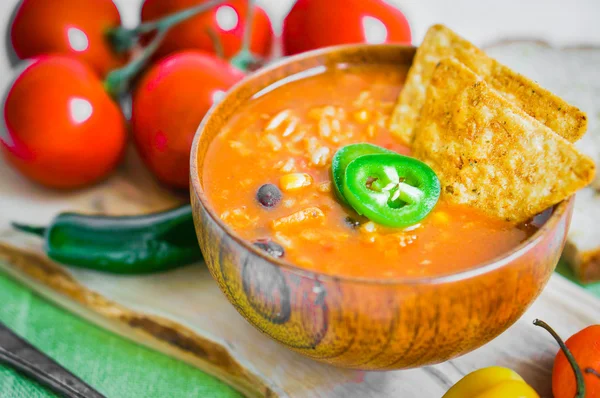 Гарячі і пряні свіжий зробив мексиканські chili суп на сільському стилі тла — стокове фото