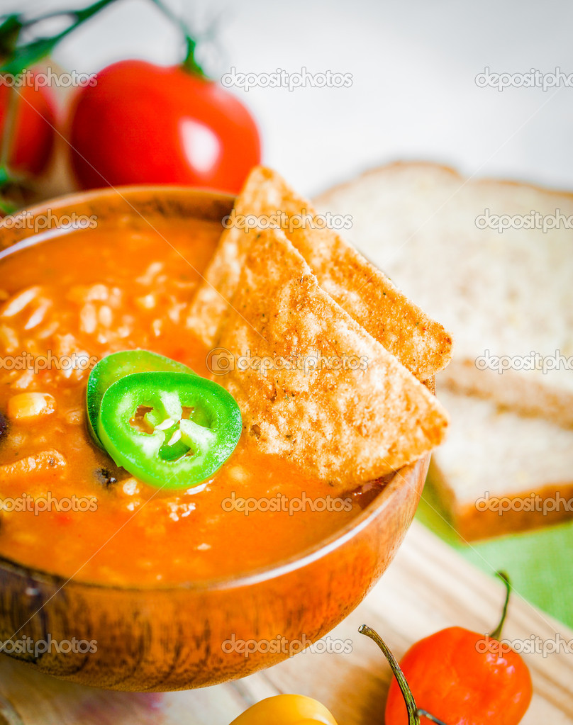 Sopa de pimenta mexicana quente e picante no fundo rústico — Foto ©  ehaurylik #44823479, image size:808x1023