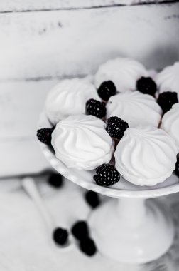 kremalı kurabiye witj böğürtlen rustik zemin üzerine