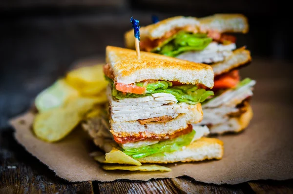Clube sanduíche no fundo de madeira rústica — Fotografia de Stock