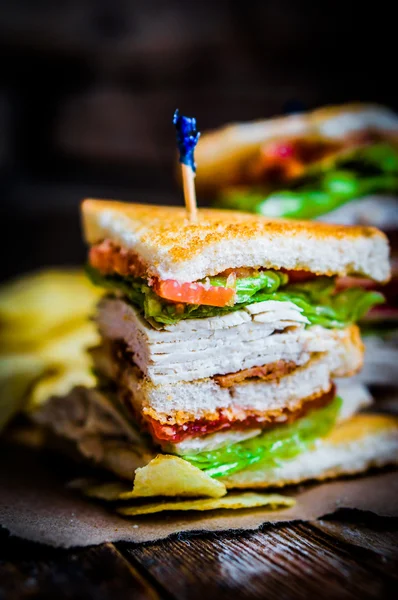 Clube sanduíche no fundo de madeira rústica — Fotografia de Stock