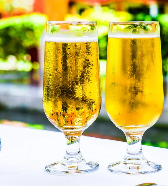 Pivní sklenice venku — Stock fotografie