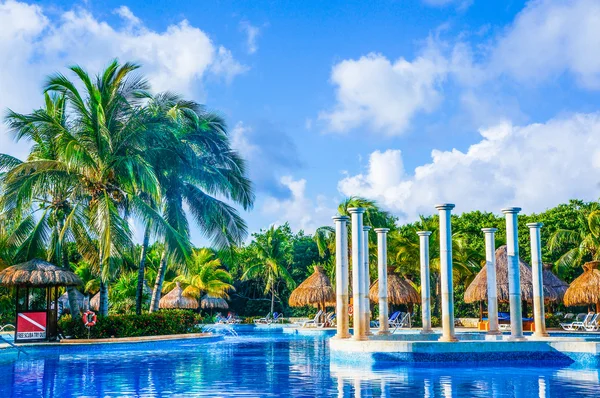 Piscina en el resort en verano — Foto de Stock