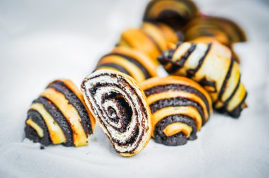 Haşhaş Tohumu Beyaz Arkaplanda Yuvarlanıyor