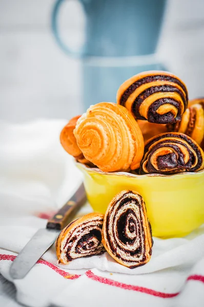 Rollos de semillas de amapola sobre fondo blanco —  Fotos de Stock