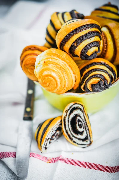 Poppy Seed Rolls op witte achtergrond — Stockfoto