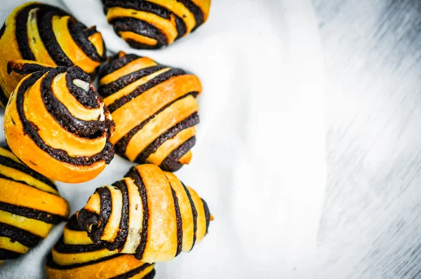 Poppy Seed Rolls op witte achtergrond — Stockfoto