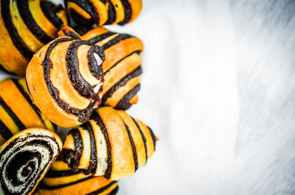 Poppy Seed Rolls op witte achtergrond — Stockfoto