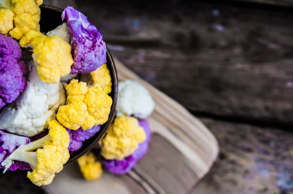 소박한 배경에 화려한 꽃 양배추 — 스톡 사진