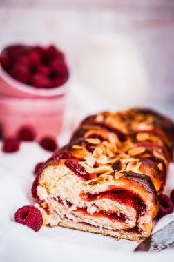 ahşap zemin badem ile Ahududu cake