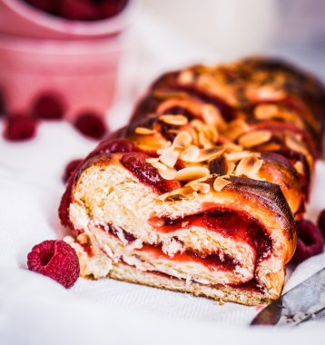 ahşap zemin badem ile Ahududu cake