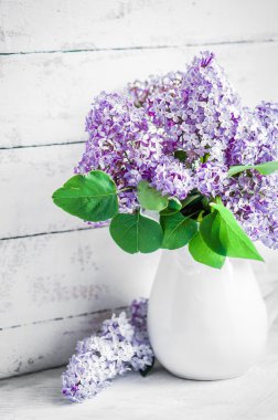 Leylakları rustik arka plan üzerinde beyaz aranjman