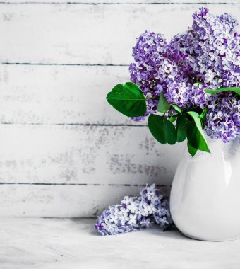 Leylakları rustik arka plan üzerinde beyaz aranjman