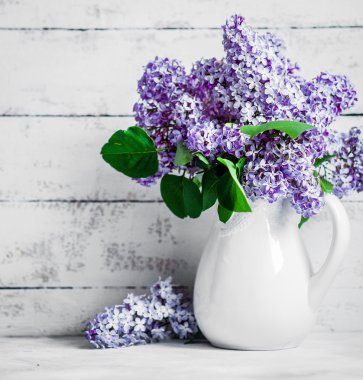 Leylakları rustik arka plan üzerinde beyaz aranjman