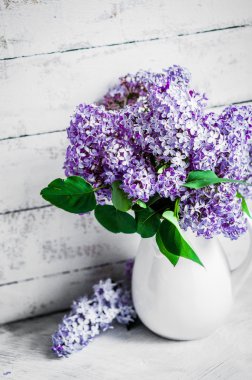 Leylakları rustik arka plan üzerinde beyaz aranjman