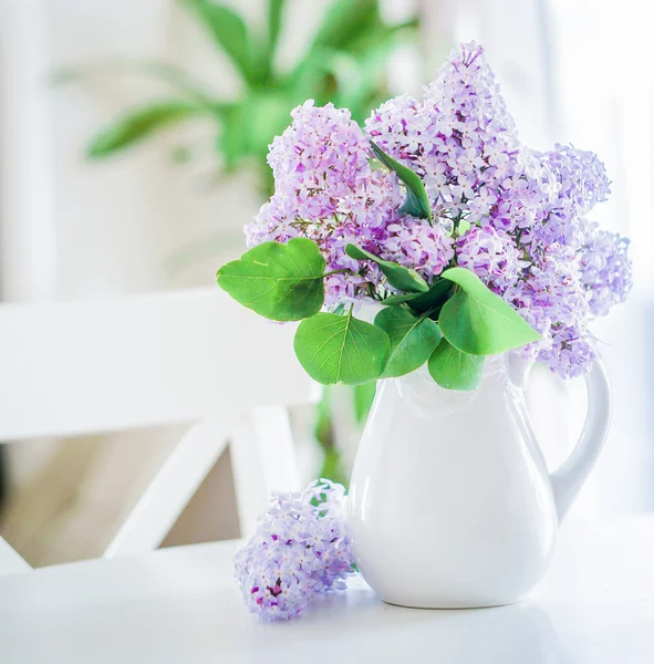 Šeříky v bílém váza v kuchyni — Stock fotografie
