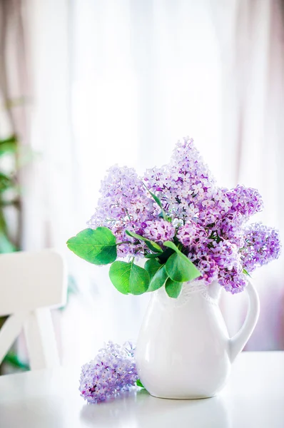 Orgonák a fehér váza, a konyhában — Stock Fotó