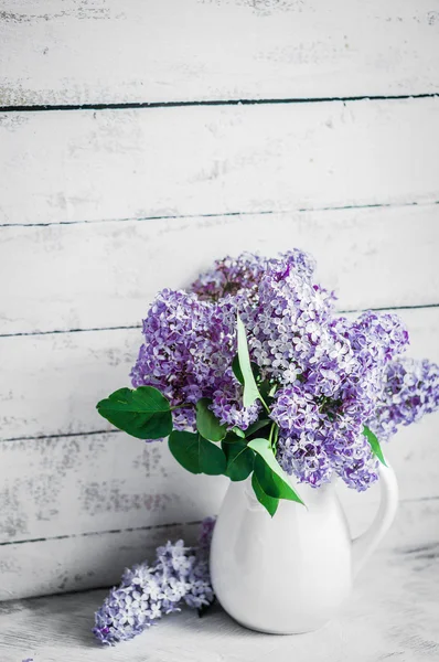 Orgonák a rusztikus háttéren fehér váza — Stock Fotó