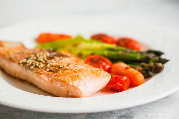 Salmon panggang dengan sayuran — Stok Foto