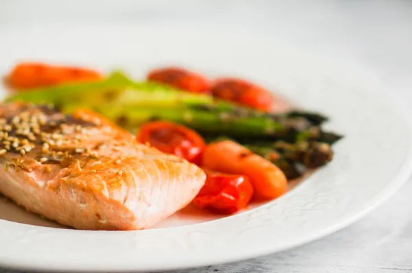 Salmón a la parrilla con verduras — Foto de Stock