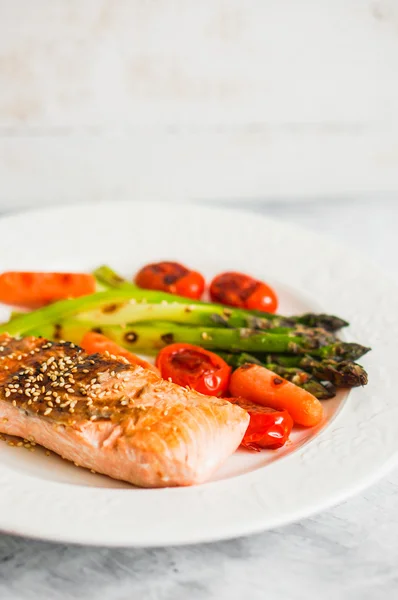 Salmon panggang dengan sayuran — Stok Foto