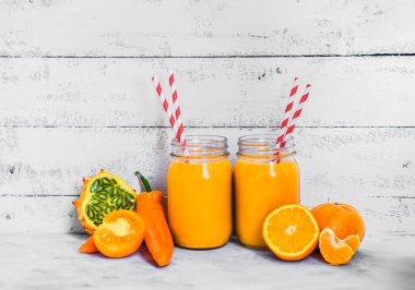 Portakallı gazoz rustik arka plan üzerinde