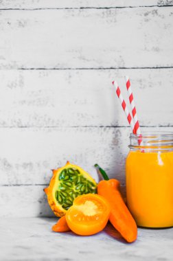 Portakallı gazoz rustik arka plan üzerinde