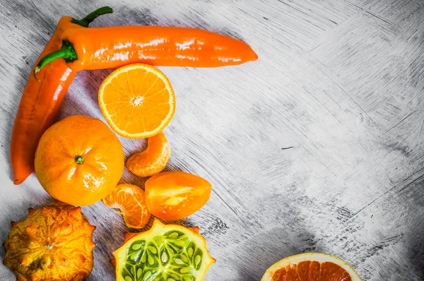 Oranžové ovoce a zeleniny na rustikální pozadí — Stock fotografie