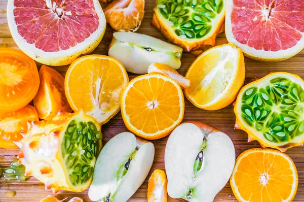 Colorful citrus fruits on rustic background — Stock Photo, Image