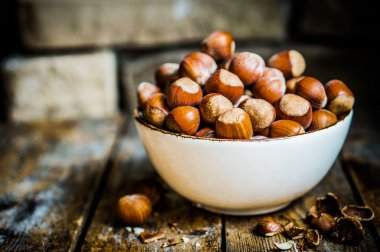 rustik ahşap zemin üzerine fındık