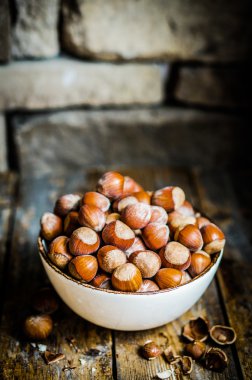 rustik ahşap zemin üzerine fındık