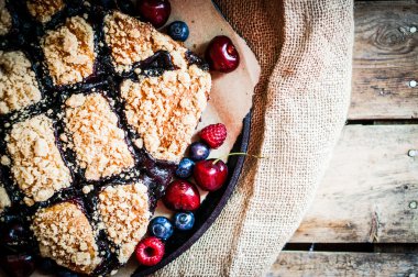 rustik zemin üzerine ev yapımı berry kek