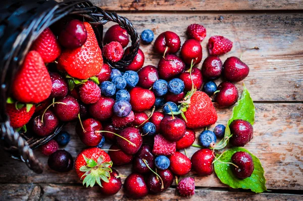 Смесь ягод на деревенском фоне — стоковое фото