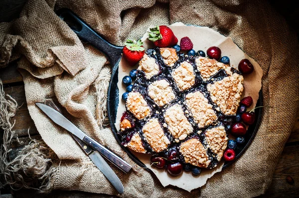 Homemade berry cake on rustic background — Stock Photo, Image