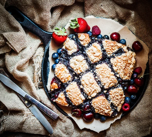 Homemade berry cake on rustic background — Stock Photo, Image