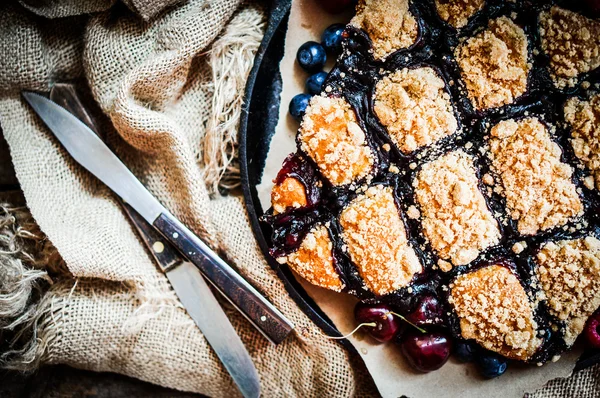 Torta di bacche fatta in casa su sfondo rustico — Foto Stock