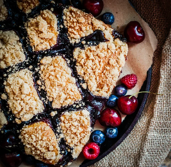 Tarta de bayas casera sobre fondo rústico — Foto de Stock