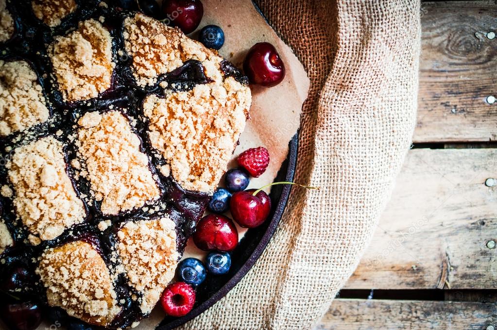 Rustik zemin üzerine ev yapımı berry kek — Stok Foto © ehaurylik 46309421