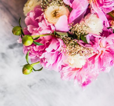 Peonies rustik ahşap zemin üzerinde