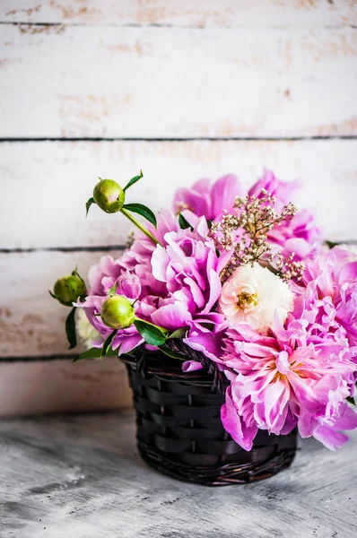 Peonie su fondo rustico in legno — Foto Stock