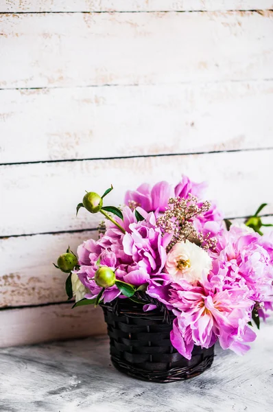 Peonie su fondo rustico in legno — Foto Stock