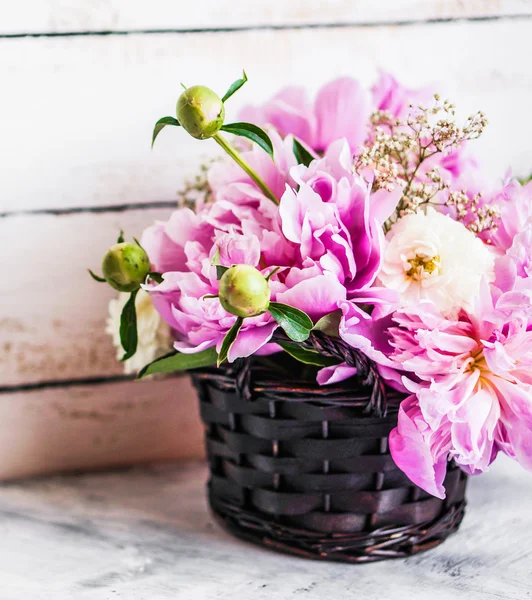 Peonie su fondo rustico in legno — Foto Stock