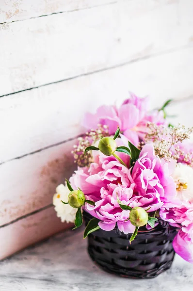 Peonie su fondo rustico in legno — Foto Stock