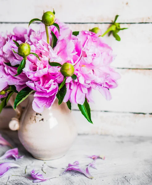 Pivoines sur fond bois rustique — Photo