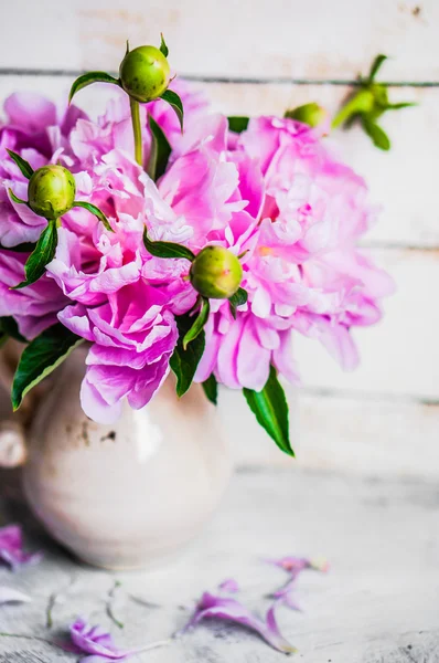 Peonie su fondo rustico in legno — Foto Stock