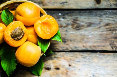 rustik ahşap zemin üzerine kayısı