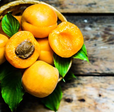 rustik ahşap zemin üzerine kayısı